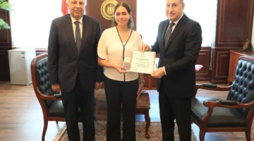 وزير التعليم العالي يكرم الطالبة هيا عمرو لشجاعتها في كارثة مول أرابيلا بلازا